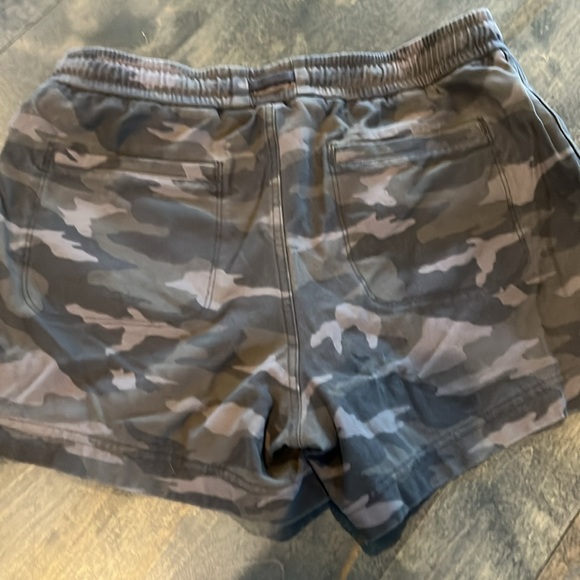 Athleta size 8 sweat shorts - Picture 4 of 4